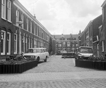 857243 Gezicht in de als leefstraat met plantenbakken ingerichte Graanstraat te Utrecht, met op de achtergrond enkele ...